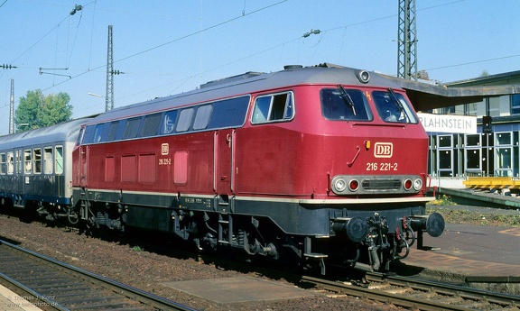 216 221