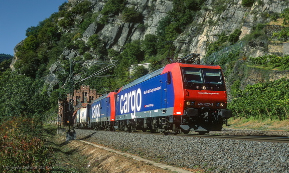 482 023