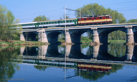 371 003
