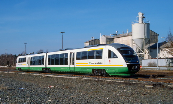 642 323