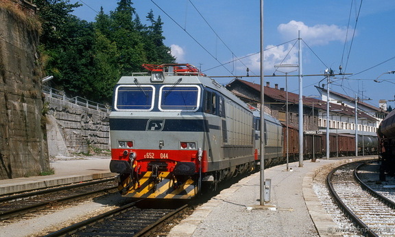 652 044