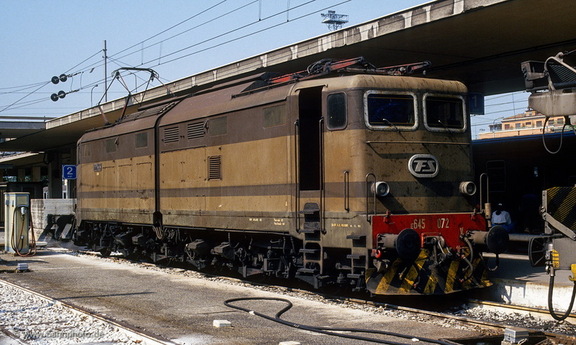 645 072