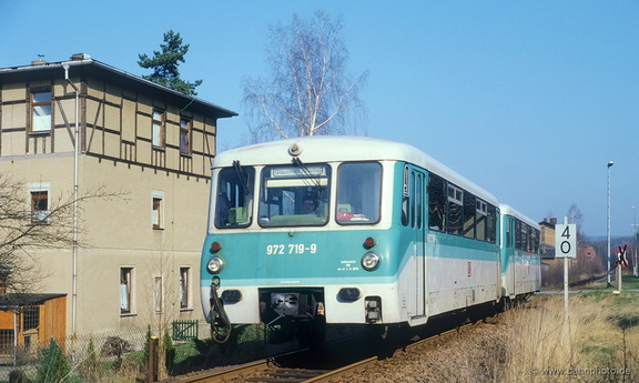 972 719