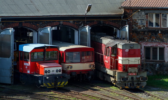 742 218