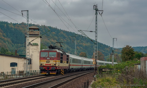 371 015